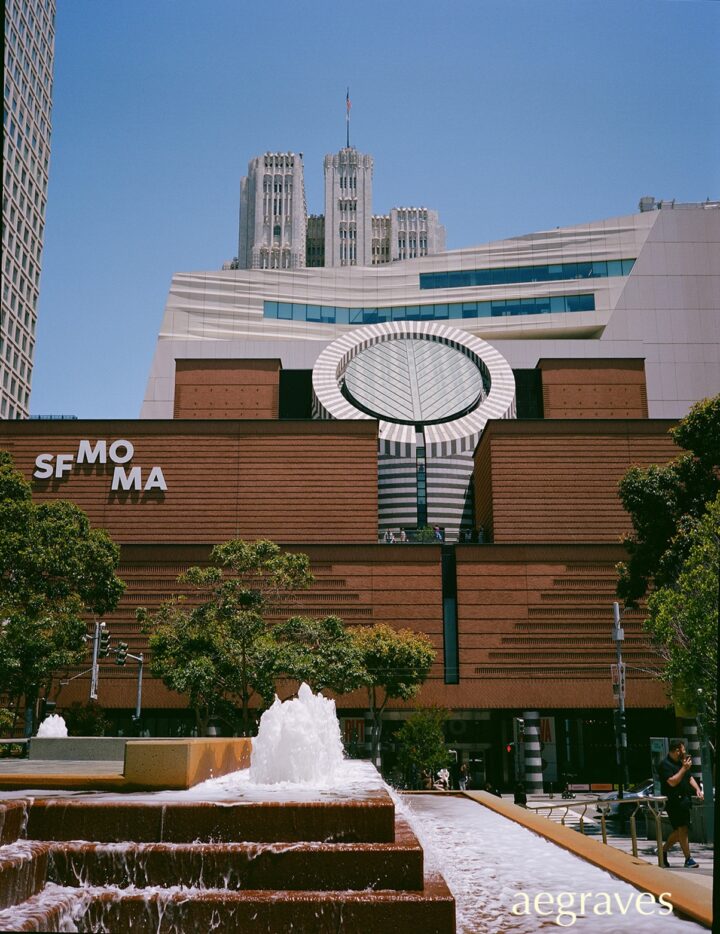 Color image of SFMoMA with both the original red Botta building and the Snohetta expansion in white
